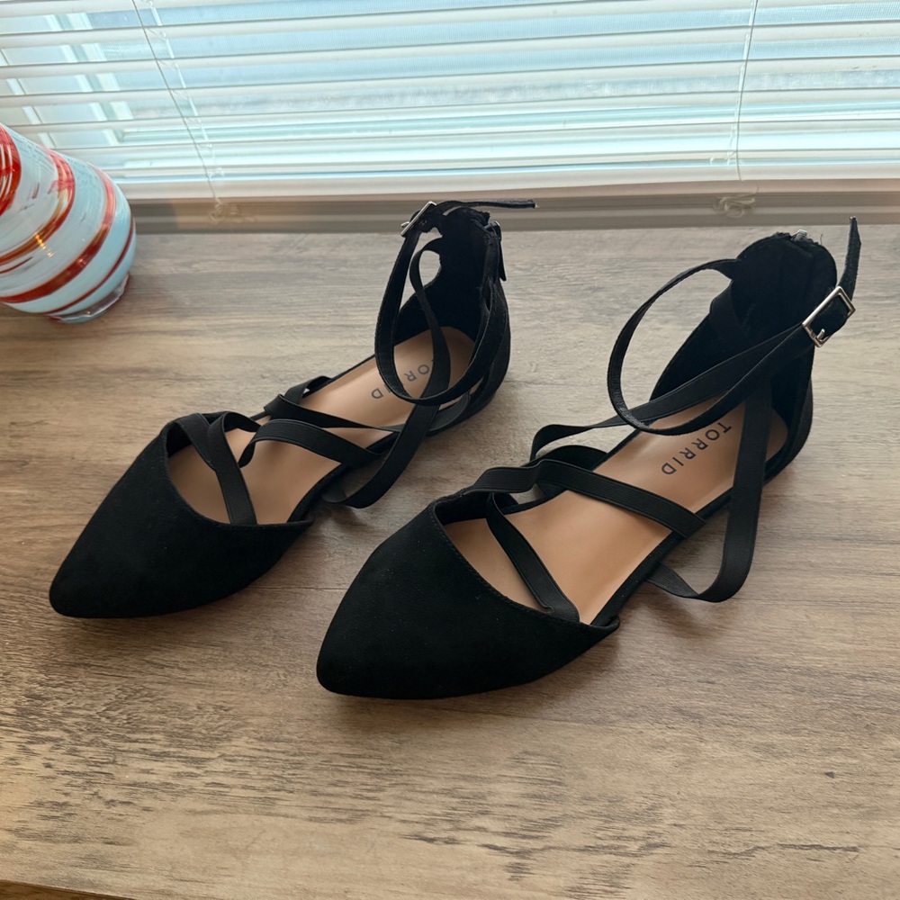 Torrid Black Faux Suede Criss-Cross Strap Flats – Women’s Size 7WW